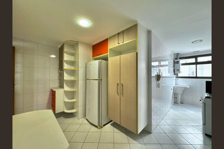 Apartamento à venda com 141m², 4 quartos e 3 vagas Apartamento à venda com 141m², 4 quartos e 3 vagasCozinha e Área de Serviço