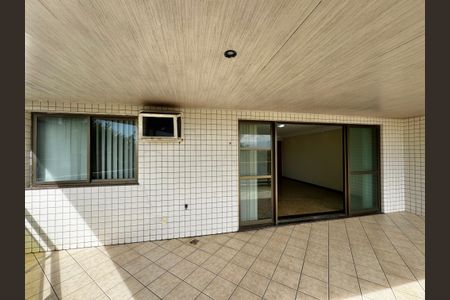 Apartamento à venda com 141m², 4 quartos e 3 vagas Apartamento à venda com 141m², 4 quartos e 3 vagasVaranda