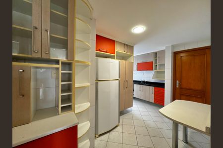 Apartamento à venda com 141m², 4 quartos e 3 vagas Apartamento à venda com 141m², 4 quartos e 3 vagasCozinha e Área de Serviço