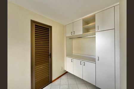 Apartamento à venda com 141m², 4 quartos e 3 vagas Apartamento à venda com 141m², 4 quartos e 3 vagasCozinha e Área de Serviço - Quarto