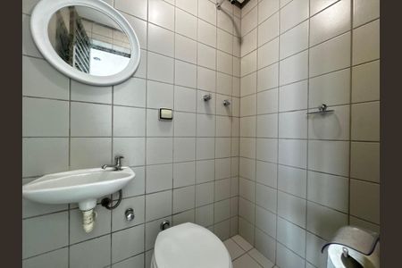 Apartamento à venda com 141m², 4 quartos e 3 vagas Apartamento à venda com 141m², 4 quartos e 3 vagasCozinha e Área de Serviço - Banheiro