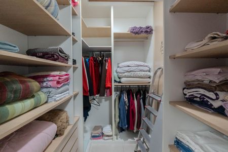 Apartamento à venda com 124m², 3 quartos e 1 vaga Apartamento à venda com 124m², 3 quartos e 1 vagaCloset da suíte 1