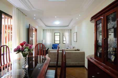 Casa à venda com 252m², 4 quartos e 4 vagasSala