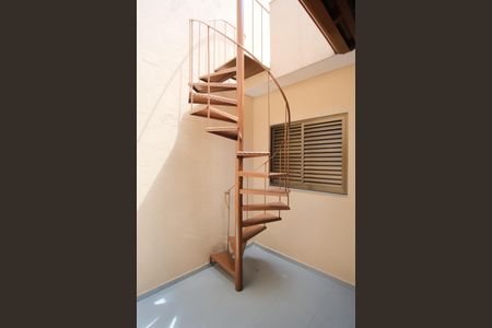 Casa à venda com 252m², 4 quartos e 4 vagasEscada para o terraço