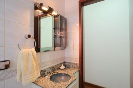 Casa à venda com 252m², 4 quartos e 4 vagasBanheiro Social