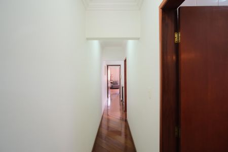 Casa à venda com 252m², 4 quartos e 4 vagasCorredor dos Quartos