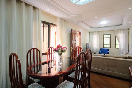 Casa à venda com 252m², 4 quartos e 4 vagasSala