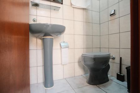 Casa à venda com 252m², 4 quartos e 4 vagasBanheiro de serviço