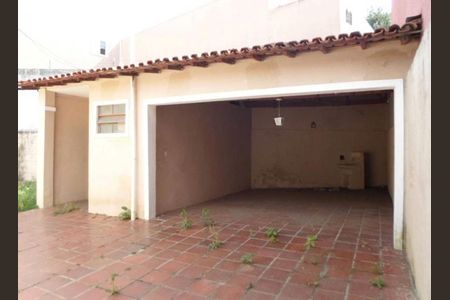 Casa à venda com 220m², 3 quartos e 7 vagas Casa à venda com 220m², 3 quartos e 7 vagasÁrea Externa