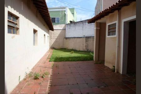 Casa à venda com 220m², 3 quartos e 7 vagas Casa à venda com 220m², 3 quartos e 7 vagasÁrea Externa