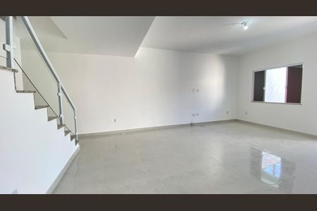 Casa à venda com 4 quartos, 181m² em Itaipu, Niterói