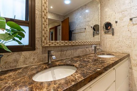 Apartamento à venda com 210m², 4 quartos e 3 vagasBanheiro da Suíte 1