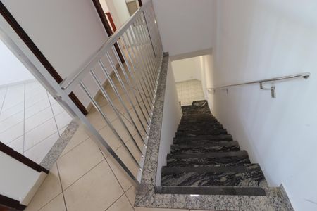 Casa para alugar com 266m², 3 quartos e 5 vagasEscada