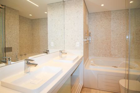 Apartamento à venda com 105m², 4 quartos e 2 vagas Apartamento à venda com 105m², 4 quartos e 2 vagasBanheiro da Suíte