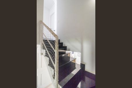 Casa de condomínio à venda com 180m², 3 quartos e 2 vagas Casa de condomínio à venda com 180m², 3 quartos e 2 vagasEscada