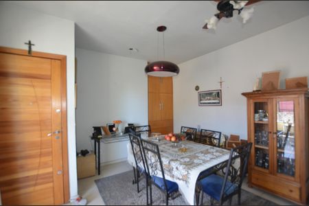 Sala de casa para alugar com 2 quartos, 220m² em Marechal Hermes, Rio de Janeiro