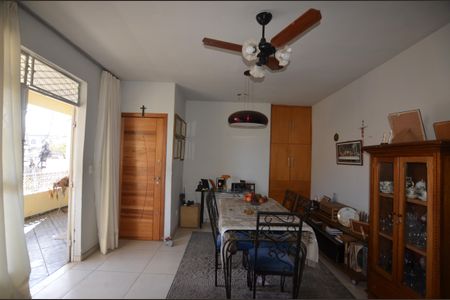 Sala de casa para alugar com 2 quartos, 220m² em Marechal Hermes, Rio de Janeiro
