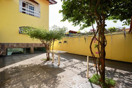 Casa para alugar com 242m², 3 quartos e 3 vagasQuintal