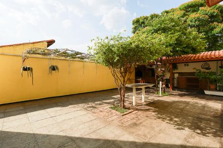 Casa para alugar com 242m², 3 quartos e 3 vagasQuintal