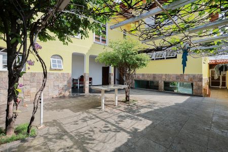 Casa para alugar com 242m², 3 quartos e 3 vagasQuintal