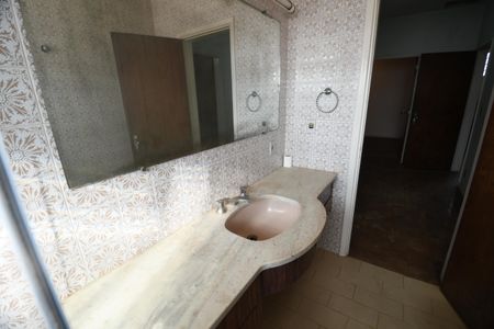 Casa para alugar com 370m², 5 quartos e 4 vagasBanheiro Social