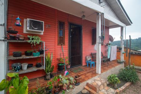 Casa à venda com 180m², 3 quartos e sem vaga Casa à venda com 180m², 3 quartos e sem vagaFachada