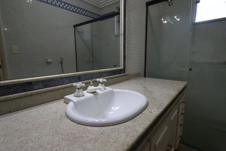 Casa para alugar com 610m², 4 quartos e 5 vagasBanheiro da Suíte 1