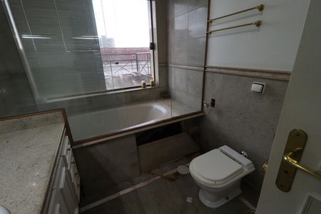 Casa para alugar com 610m², 4 quartos e 5 vagasBanheiro da Suíte 2