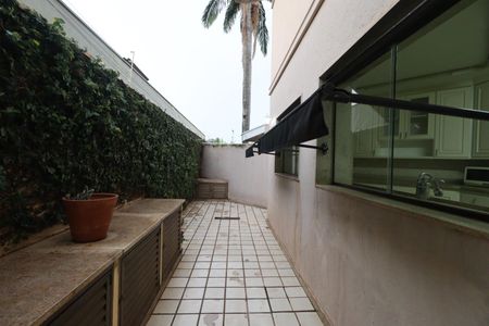 Casa para alugar com 610m², 4 quartos e 5 vagasCorredor externo