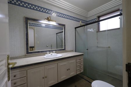 Casa para alugar com 610m², 4 quartos e 5 vagasBanheiro da Suíte 1