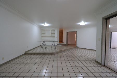 Casa para alugar com 610m², 4 quartos e 5 vagasSala