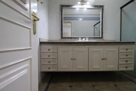 Casa para alugar com 610m², 4 quartos e 5 vagasBanheiro da Suíte 1