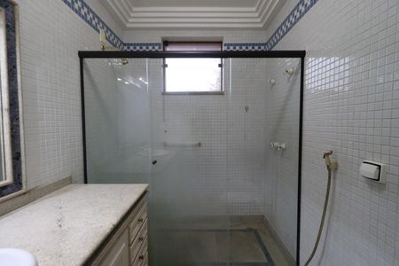 Casa para alugar com 610m², 4 quartos e 5 vagasBanheiro da Suíte 1