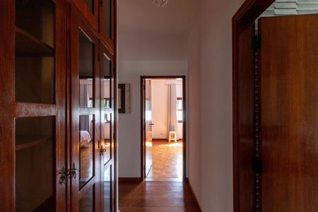 Casa para alugar com 350m², 4 quartos e 5 vagas Casa para alugar com 350m², 4 quartos e 5 vagasCorredor