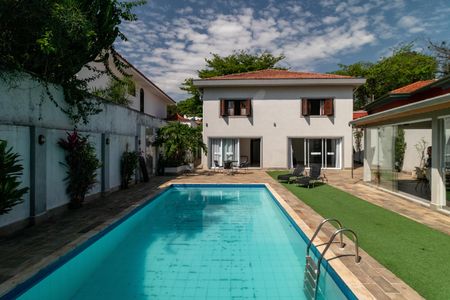 Casa para alugar com 350m², 4 quartos e 5 vagas Casa para alugar com 350m², 4 quartos e 5 vagasPiscina