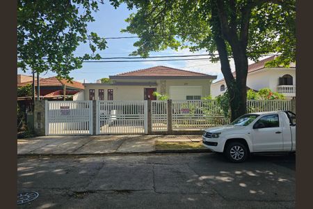 Casa para alugar com 350m², 4 quartos e 5 vagas Casa para alugar com 350m², 4 quartos e 5 vagasFachada