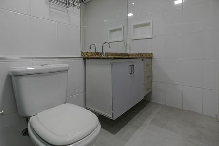 Apartamento para alugar com 65m², 2 quartos e 1 vaga Apartamento para alugar com 65m², 2 quartos e 1 vagaBanheiro da Suíte