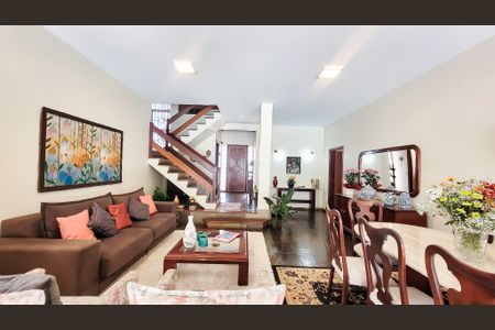 Casa à venda com 450m², 5 quartos e 2 vagas Casa à venda com 450m², 5 quartos e 2 vagasSala