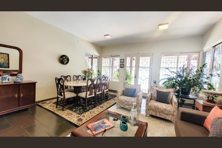 Casa à venda com 450m², 5 quartos e 2 vagas Casa à venda com 450m², 5 quartos e 2 vagasSala