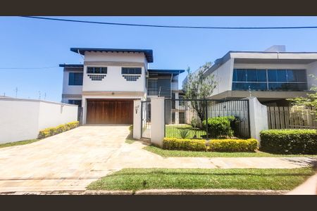 Casa à venda com 450m², 5 quartos e 2 vagas Casa à venda com 450m², 5 quartos e 2 vagasFachada