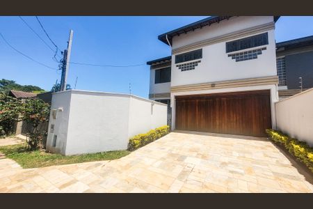 Casa à venda com 450m², 5 quartos e 2 vagas Casa à venda com 450m², 5 quartos e 2 vagasFachada