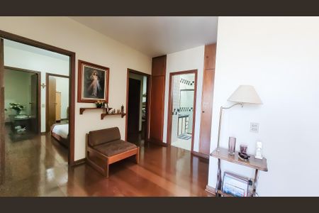 Casa à venda com 450m², 5 quartos e 2 vagas Casa à venda com 450m², 5 quartos e 2 vagasHall dos Quartos