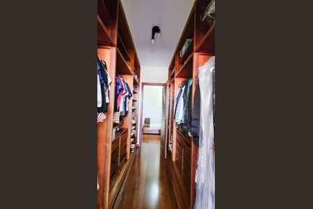 Casa à venda com 450m², 5 quartos e 2 vagas Casa à venda com 450m², 5 quartos e 2 vagasCloset Suite Master