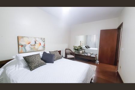 Casa à venda com 450m², 5 quartos e 2 vagas Casa à venda com 450m², 5 quartos e 2 vagasSuite Master