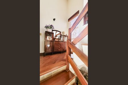 Casa à venda com 450m², 5 quartos e 2 vagas Casa à venda com 450m², 5 quartos e 2 vagasEscada