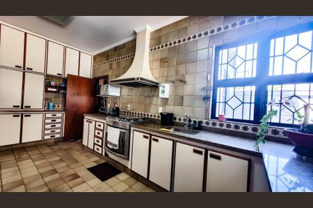 Casa à venda com 450m², 5 quartos e 2 vagas Casa à venda com 450m², 5 quartos e 2 vagasCozinha