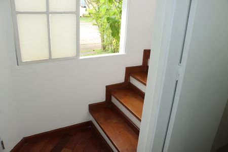 Casa de condomínio para alugar com 70m², 2 quartos e 2 vagasEscada