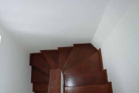 Casa de condomínio para alugar com 70m², 2 quartos e 2 vagasEscada