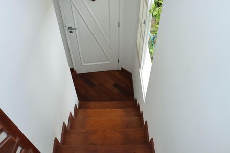 Casa de condomínio para alugar com 70m², 2 quartos e 2 vagasEscada