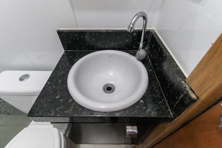 Casa de condomínio para alugar com 42m², 2 quartos e 1 vaga Casa de condomínio para alugar com 42m², 2 quartos e 1 vagaBanheiro Social